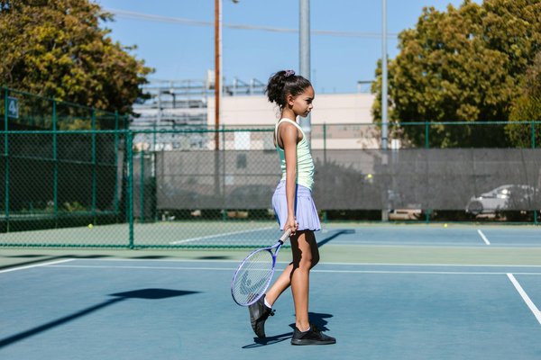 Quels sont les exercices pour améliorer la stabilité des hanches et prévenir les blessures chez les basketteurs?