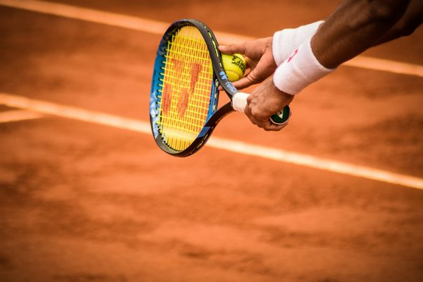 Comment développer une technique efficace de coup droit en tennis de table?