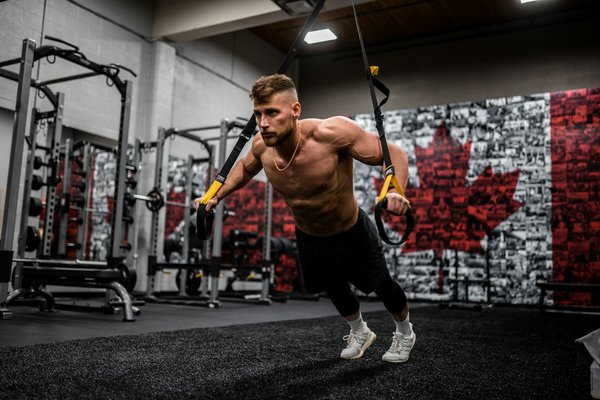 Quels exercices de musculation sont recommandés pour améliorer la force des bras chez les pratiquants de kitesurf?